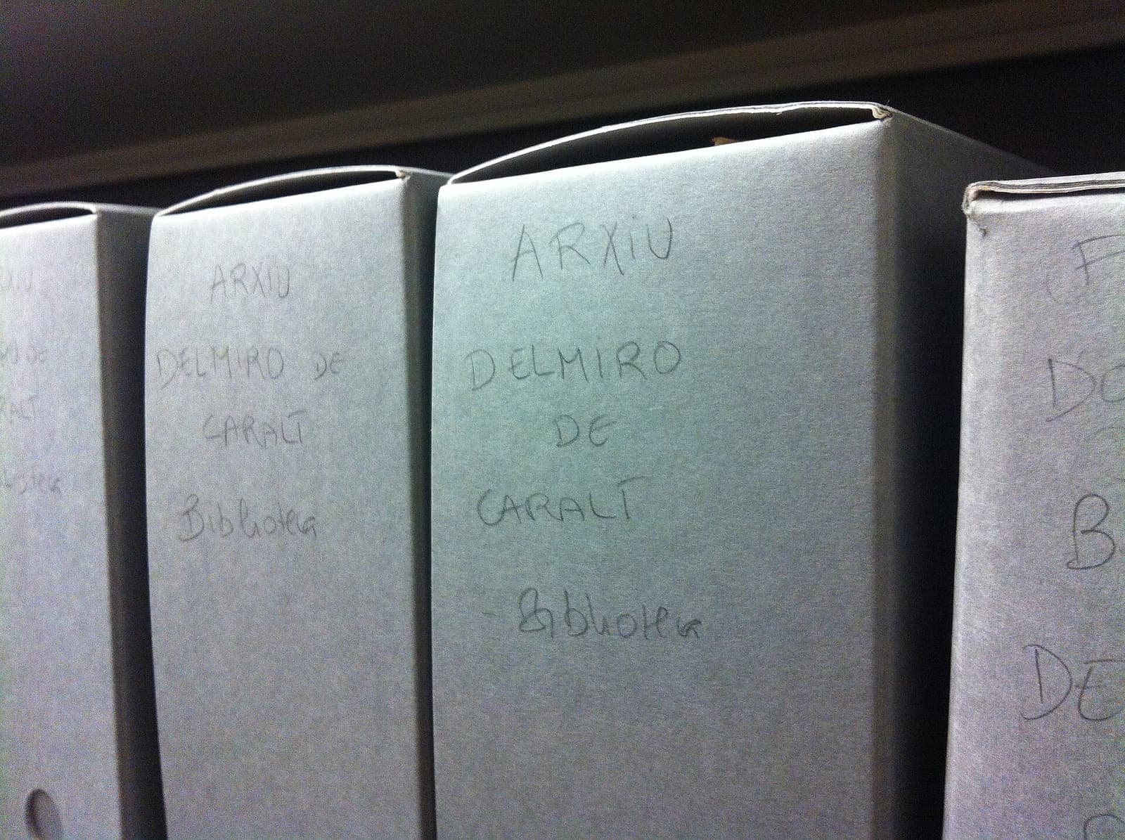Cajas de archivo del fondo Delmiro de Caralt en la Filmoteca de Catalunya
